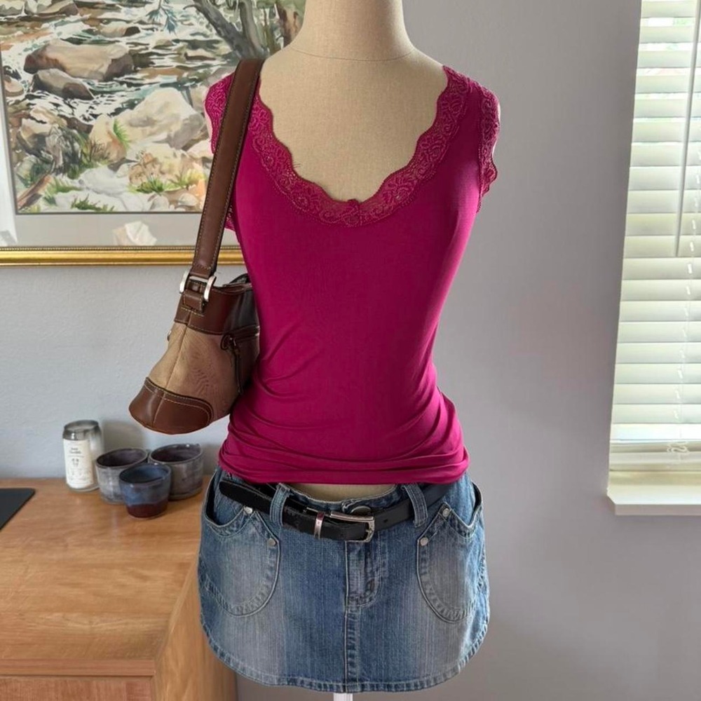 Y2K fuchsia pink tank top with lace neckline